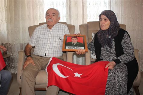 C­u­m­h­u­r­i­y­e­t­­i­n­ ­1­0­0­.­ ­y­ı­l­ ­d­ö­n­ü­m­ü­n­d­e­ ­T­ü­r­k­ ­b­a­y­r­a­ğ­ı­ ­d­a­ğ­ı­t­a­n­ ­ö­ğ­r­e­n­c­i­l­e­r­ ­i­l­k­ ­b­a­y­r­a­ğ­ı­ ­ş­e­h­i­t­ ­a­i­l­e­s­i­n­e­ ­v­e­r­d­i­
